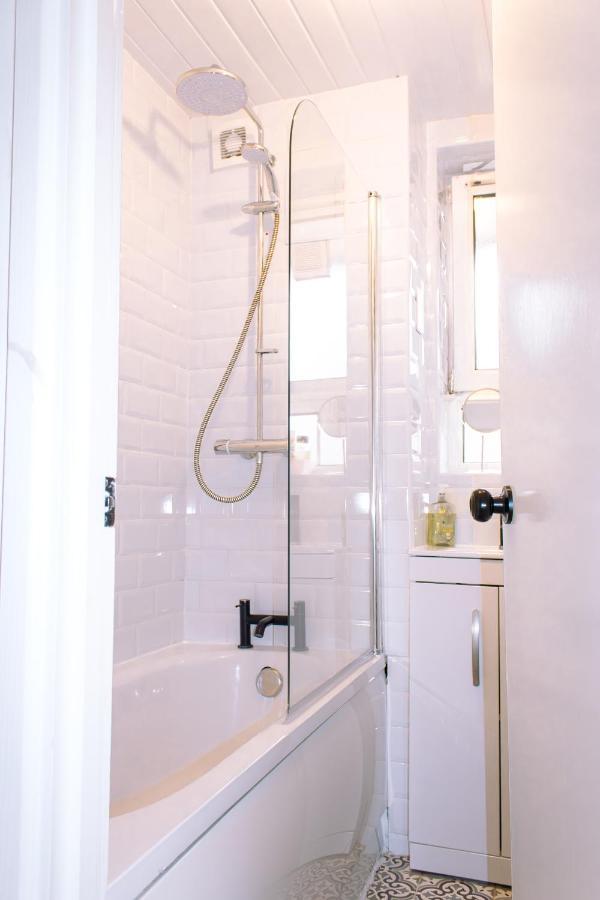 Nice 4 Bedroom Apartment Near City Centre 2-Min Walk To Metro !! Business & Family Friendly!! London Exterior foto