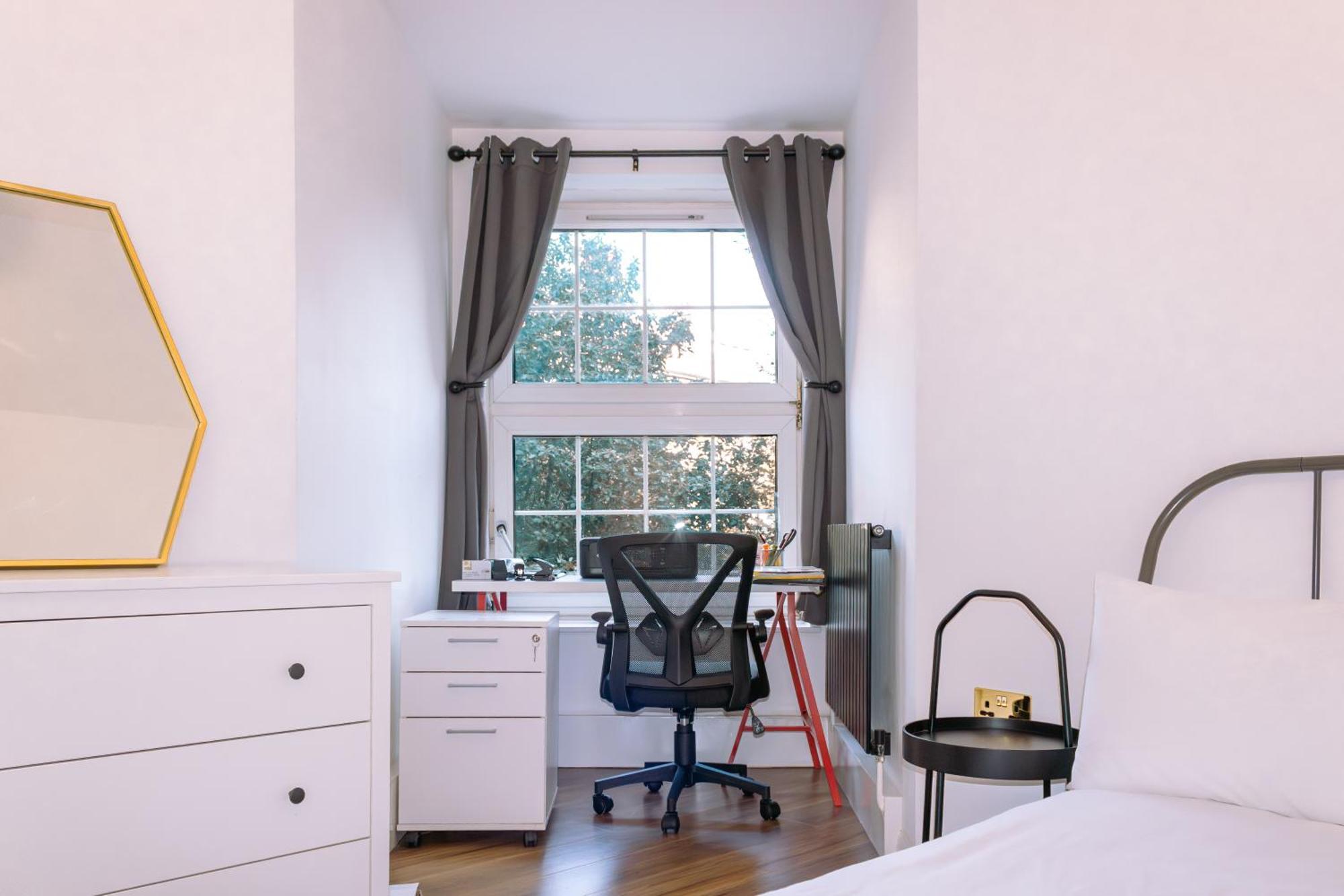 Nice 4 Bedroom Apartment Near City Centre 2-Min Walk To Metro !! Business & Family Friendly!! London Exterior foto